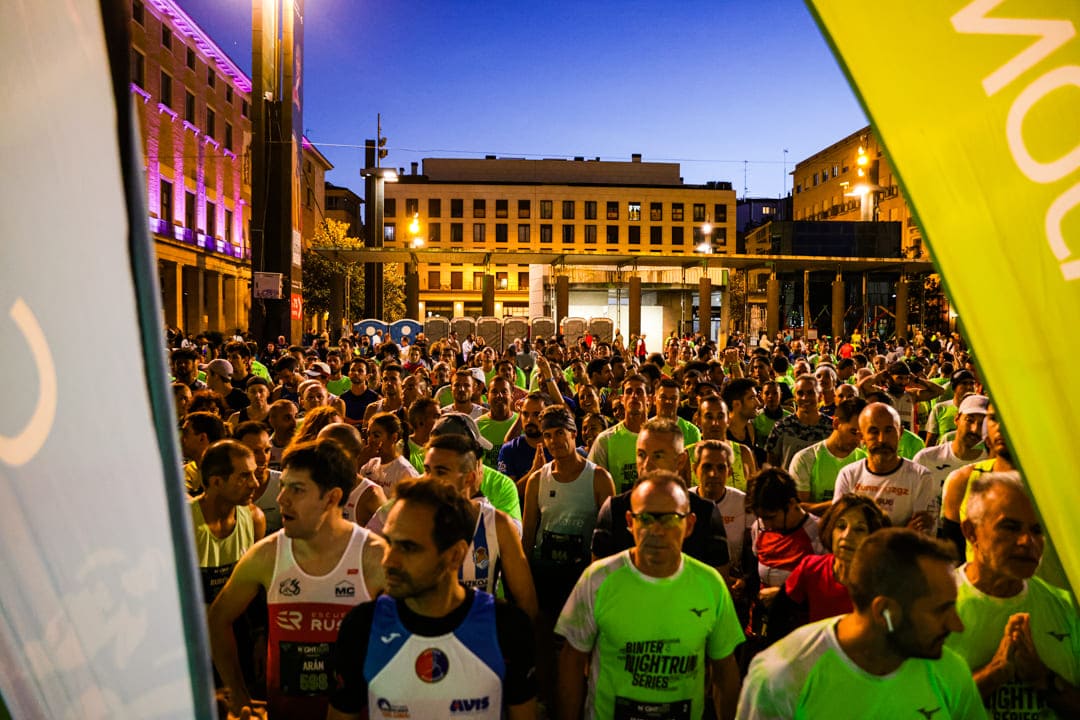 La noche del running vuelve a iluminar Zaragoza con un recorrido renovado por su corazón histórico y riberas